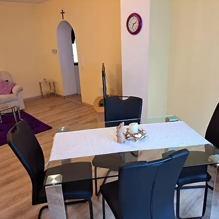 Schaefer Apartment *